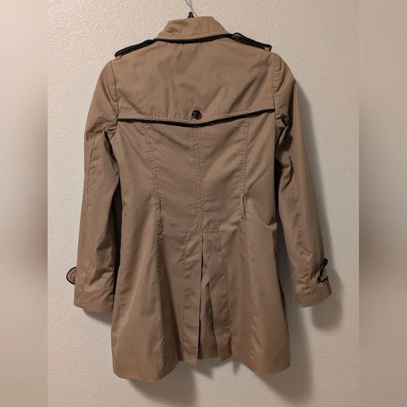Banana Republic Classic Tan Double-Breasted Women's Trench Coat - Picture 2 of 10